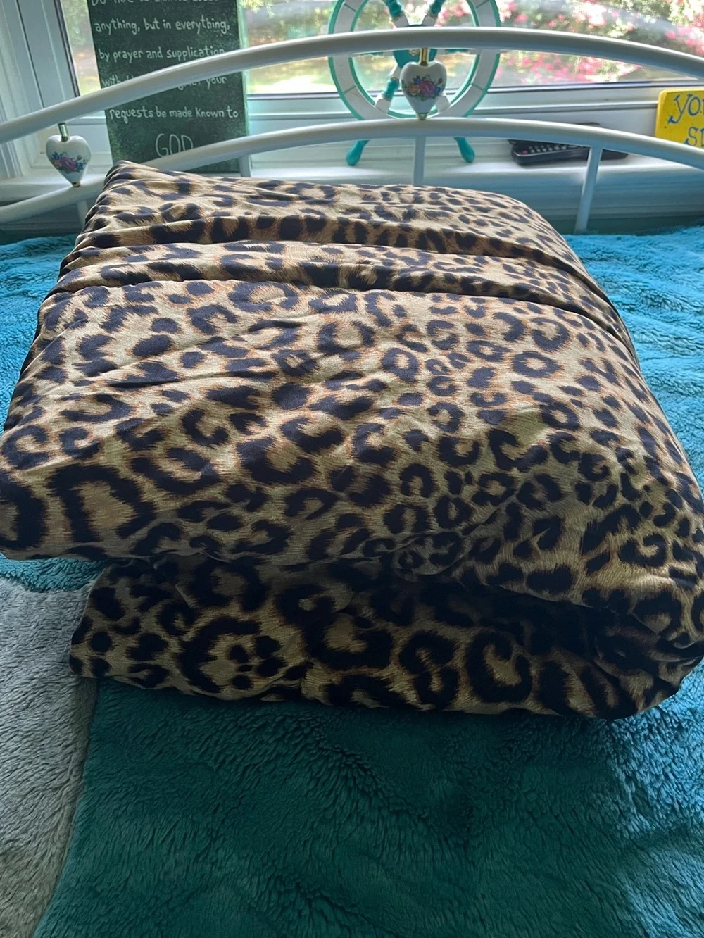 Soft & cozy Twin prominent leopard print by bed comforter bedspread